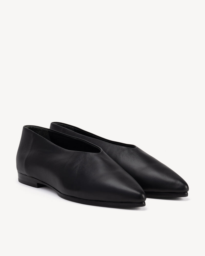 Flat lay of The Atelier Flat Black in smooth leather. Sizes 5–12, wide available