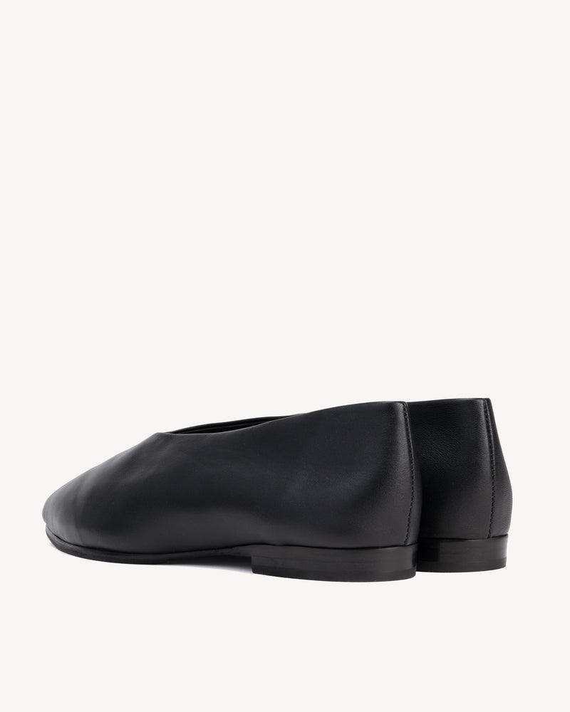 Flat lay of The Atelier Flat Black in smooth leather. Sizes 5–12, wide available