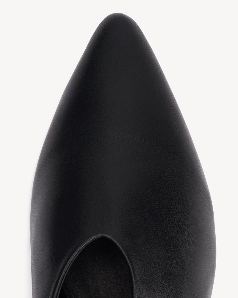 Flat lay of The Atelier Flat Black in smooth leather. Sizes 5–12, wide available