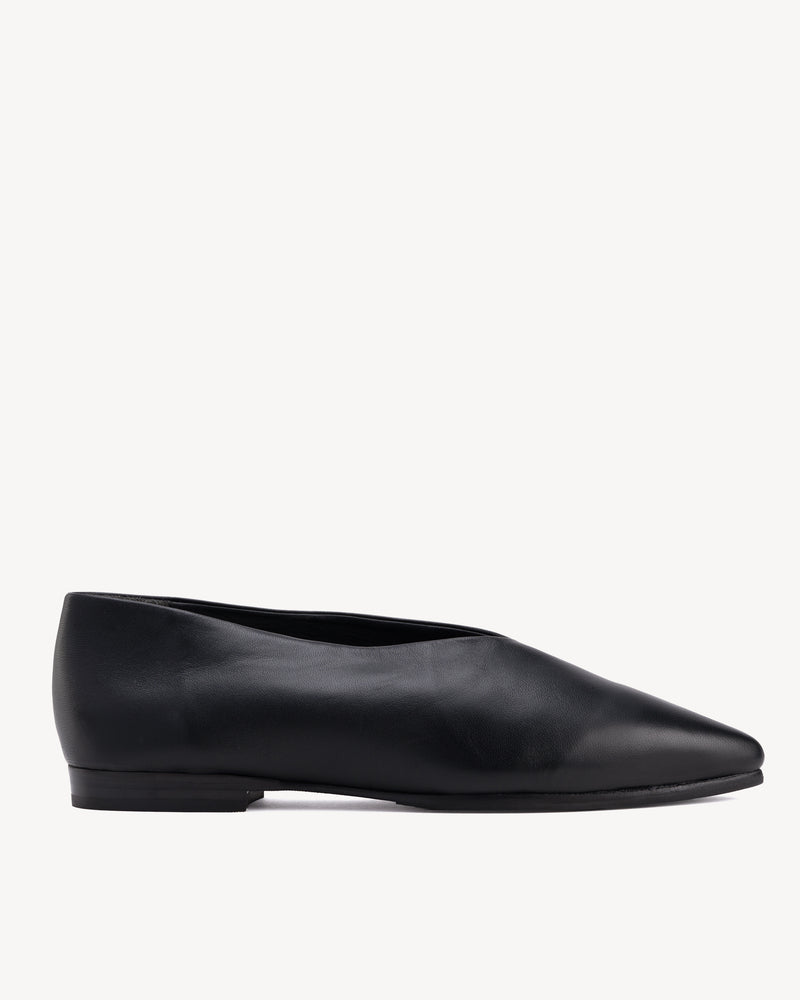 Flat lay of The Atelier Flat Black in smooth leather. Sizes 5–12, wide available