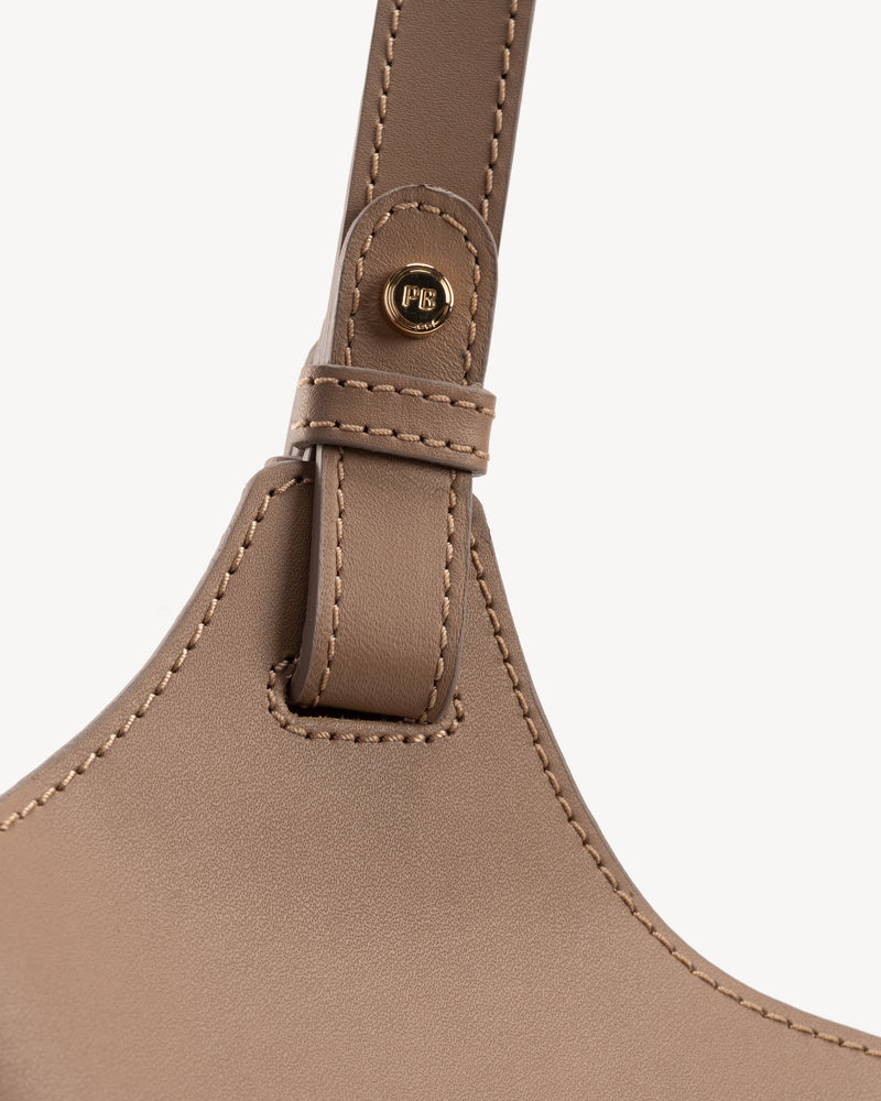 Close-up detail of The Lisboa Tote Biscotti in Neutral, Brown smooth leather