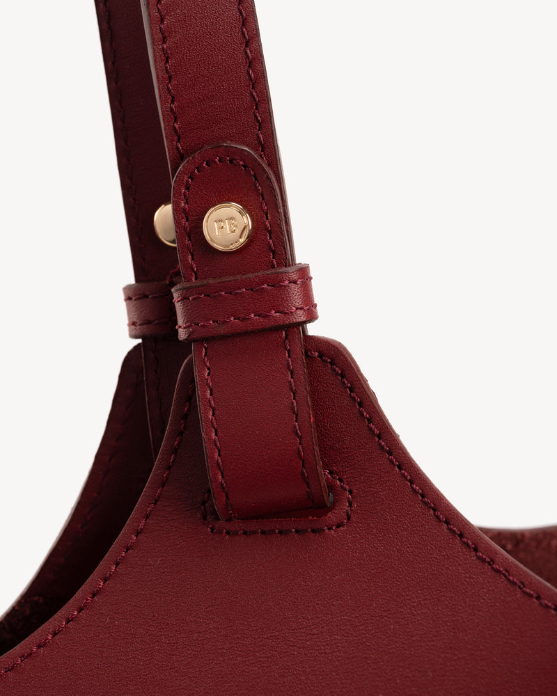 Close-up detail of The Lisboa Tote Resort Red in Red smooth leather