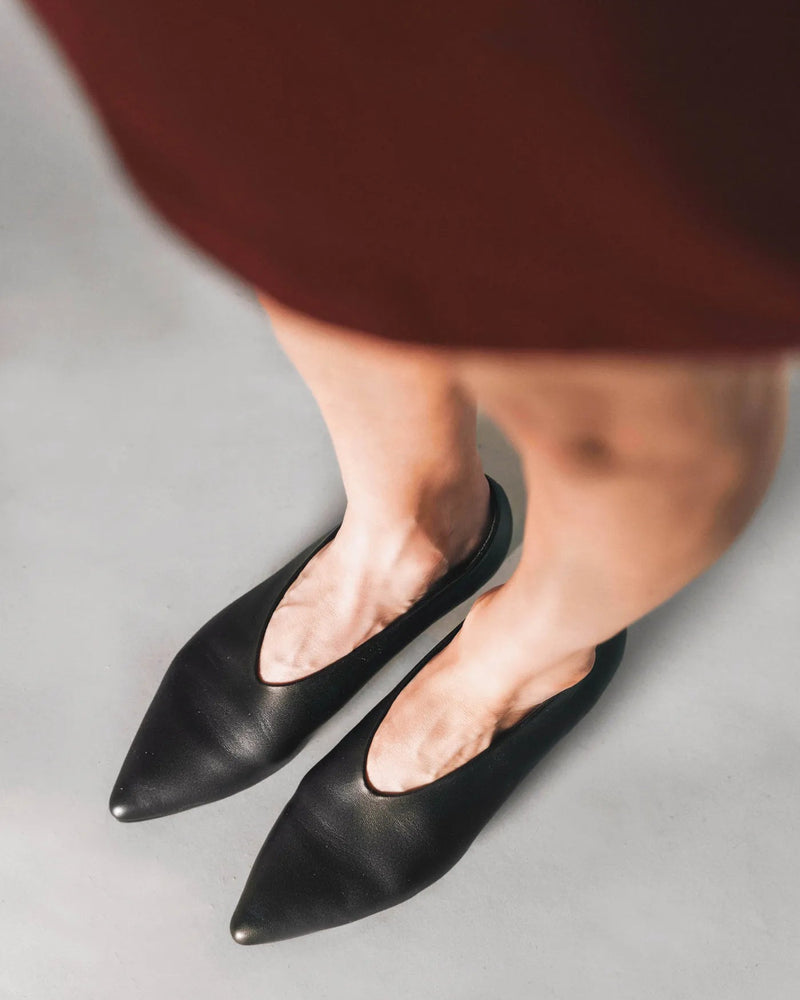 The Atelier Flat Black in smooth leather. Sizes 5–12, wide available