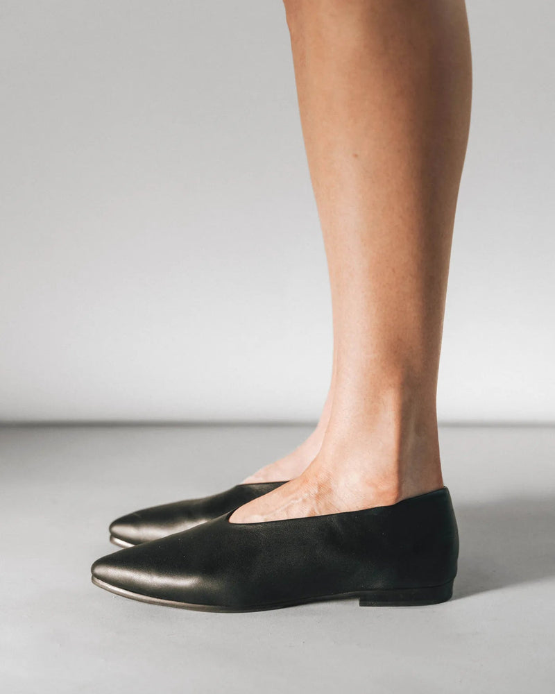 The Atelier Flat Black in smooth leather. Sizes 5–12, wide available