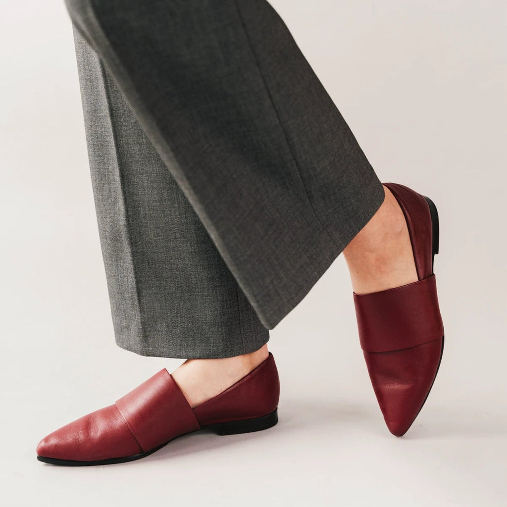 The Luxe Fit Flat Resort Red