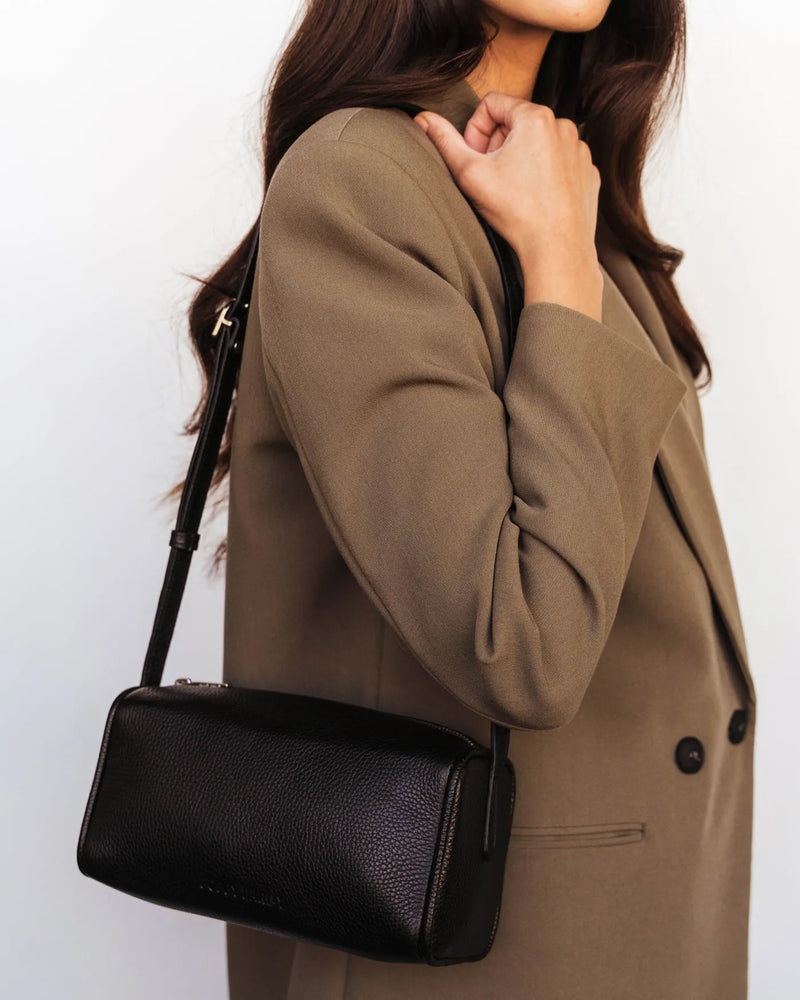 The Annex Bag Black in leather
