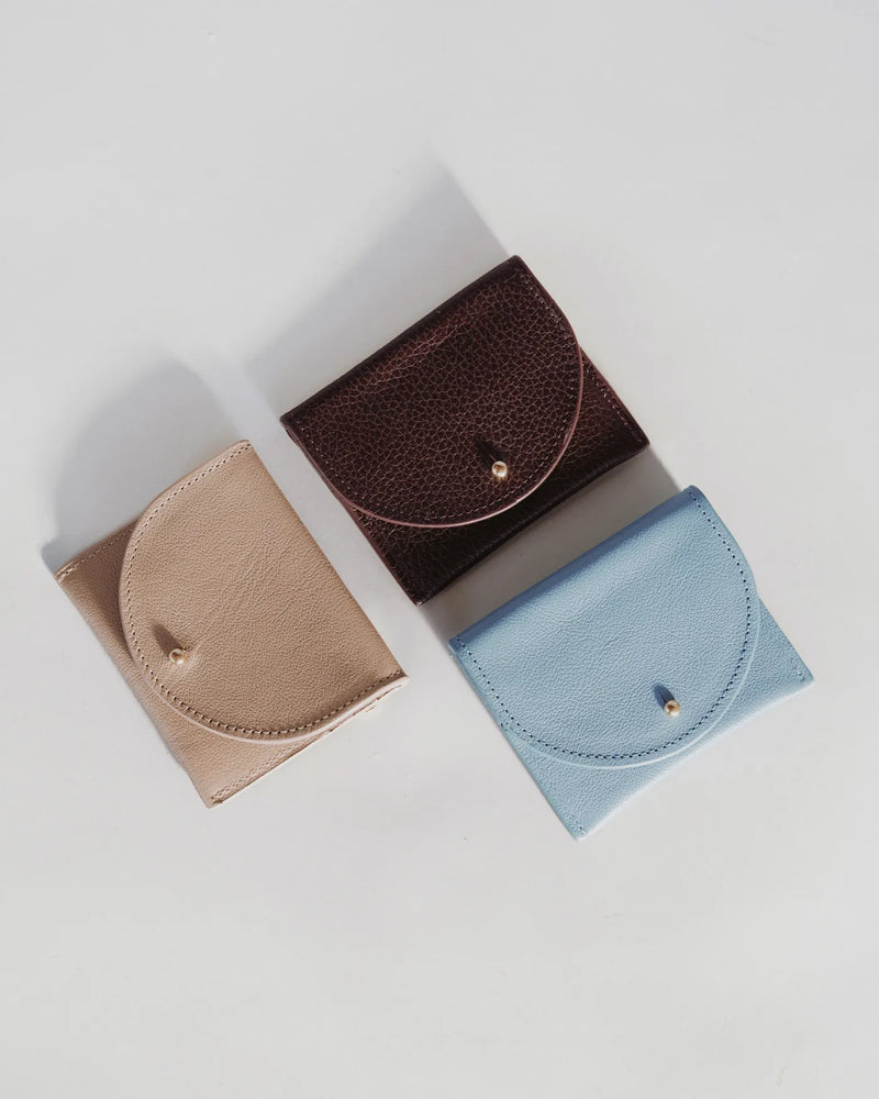 Micro pebble cardholders in multiple colours with curved flap and gold stud. The Cardholder Biscotti Micro Pebble.