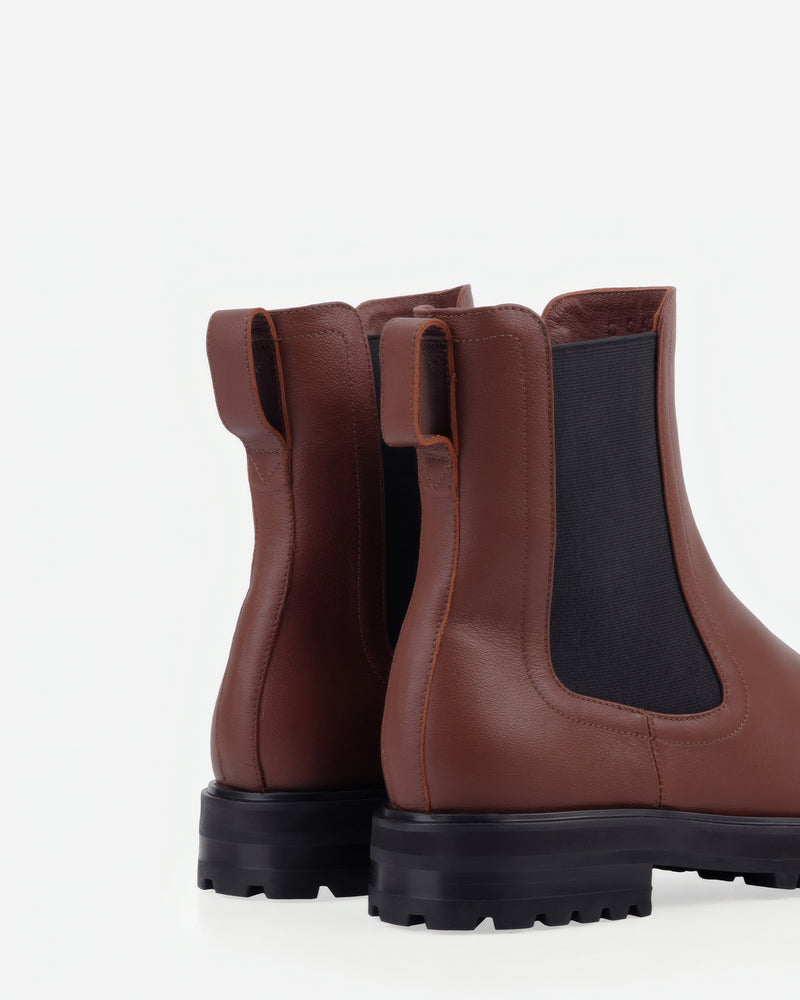 The Every Way Chelsea Boot Redwood in Brown, Red leather. Sizes 5–12