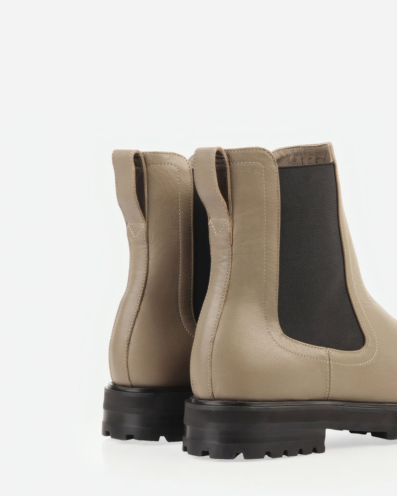 The Every Way Chelsea Boot Truffle in Brown, Neutral leather. Sizes 5–12