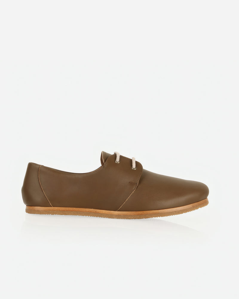 Side view of The Eyelet Oxford 2.0 Tapenade in Green, Brown smooth leather. Sizes 5–12, wide available