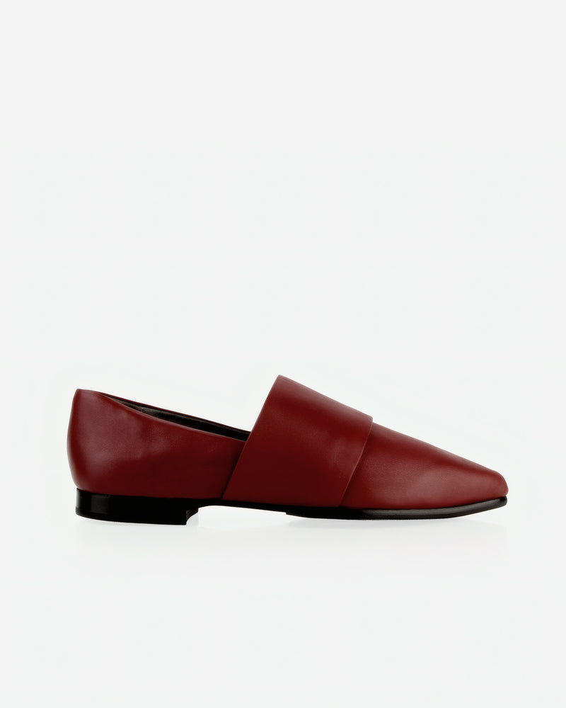 Flat lay of The Luxe Fit Flat Resort Red in Red smooth leather. Sizes 5–12