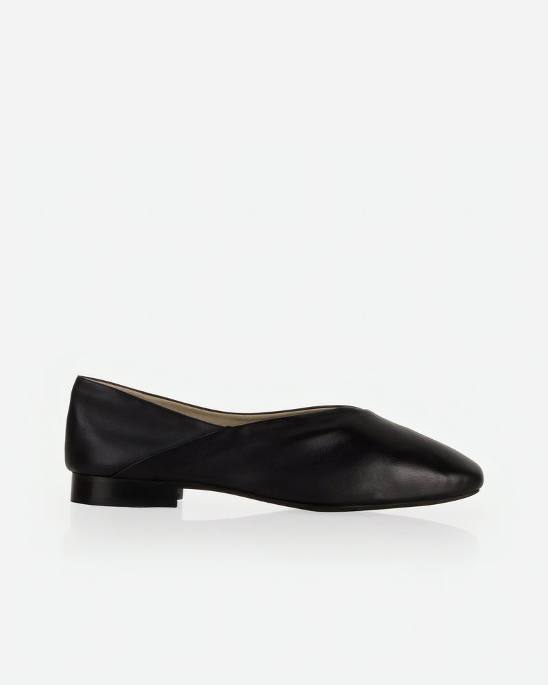 Flat lay of The Marché Flat Black in smooth leather. Sizes 5–12, wide available