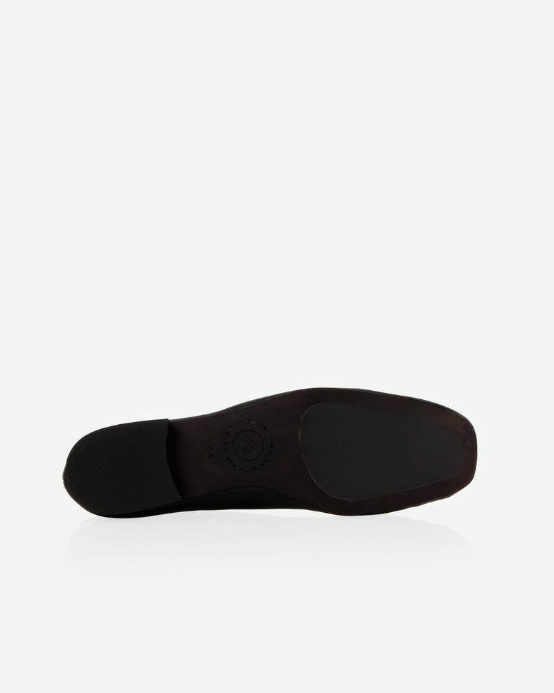 Flat lay of The Marché Flat Black in smooth leather. Sizes 5–12, wide available