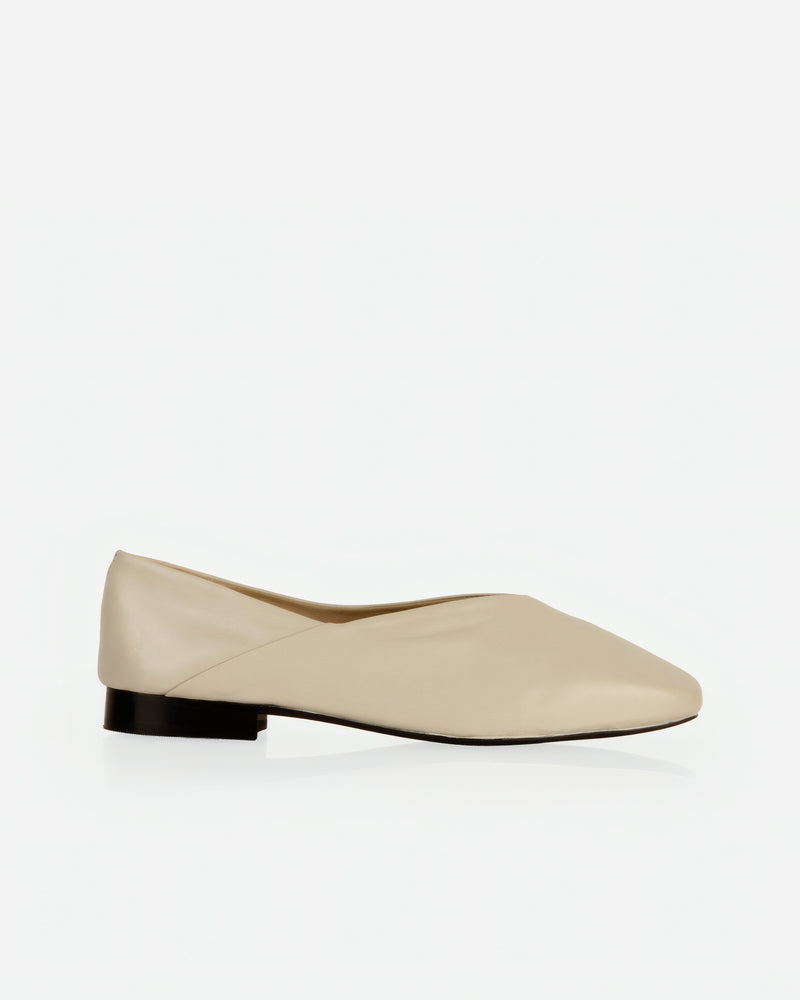Flat lay of The Marché Flat Porcelain in White, Neutral smooth leather. Sizes 5–12