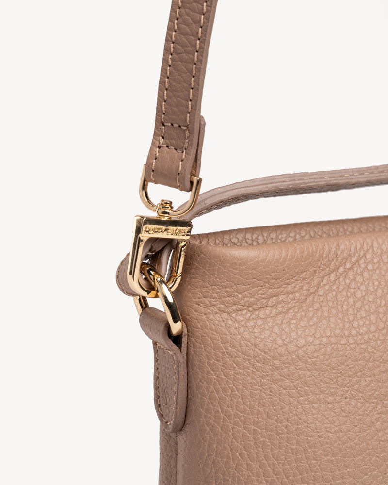 Close-up detail of The Via Monte Bag Biscotti in Neutral, Brown leather