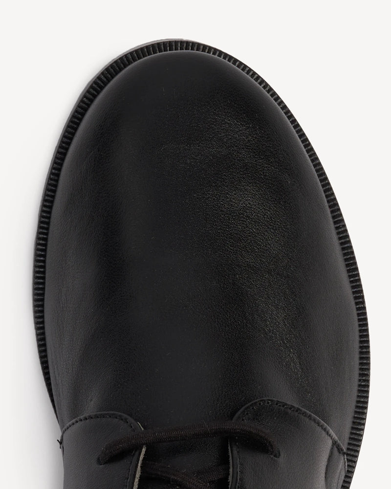 Close-up of the leather toe cap and stitched sole. The Capsule Oxford Black. Sizes 5–12, wide available.