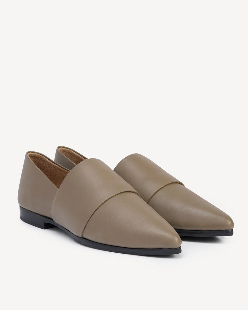 The Luxe Fit Flat Truffle