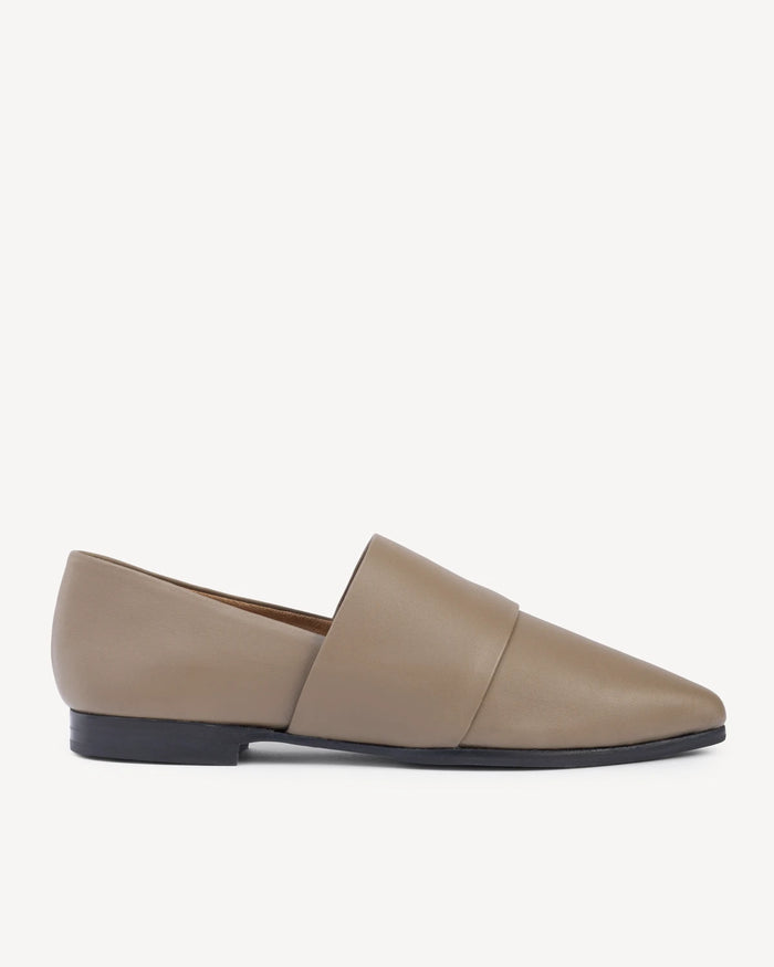 The Luxe Fit Flat Truffle