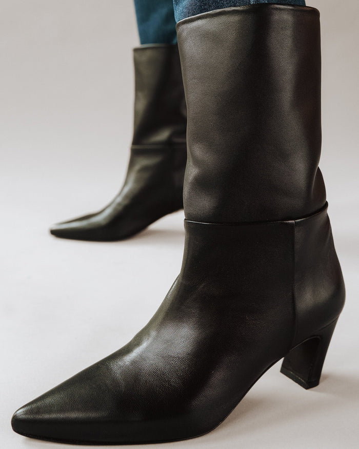 The Toujours Midi Boot Black