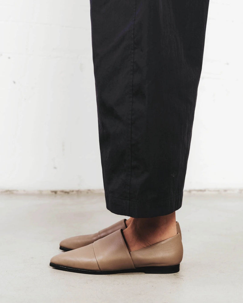 The Luxe Fit Flat Truffle