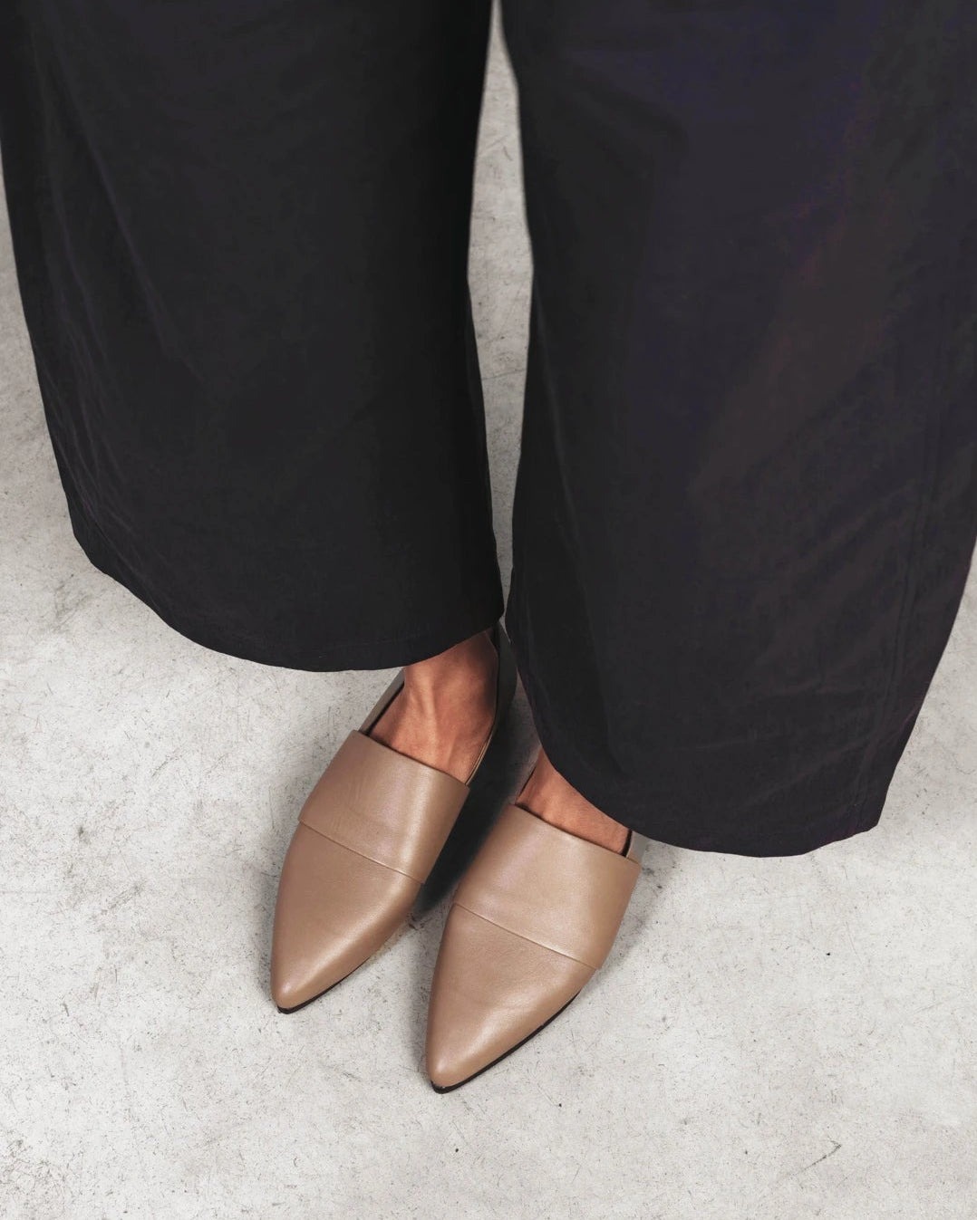 The Luxe Fit Flat Truffle