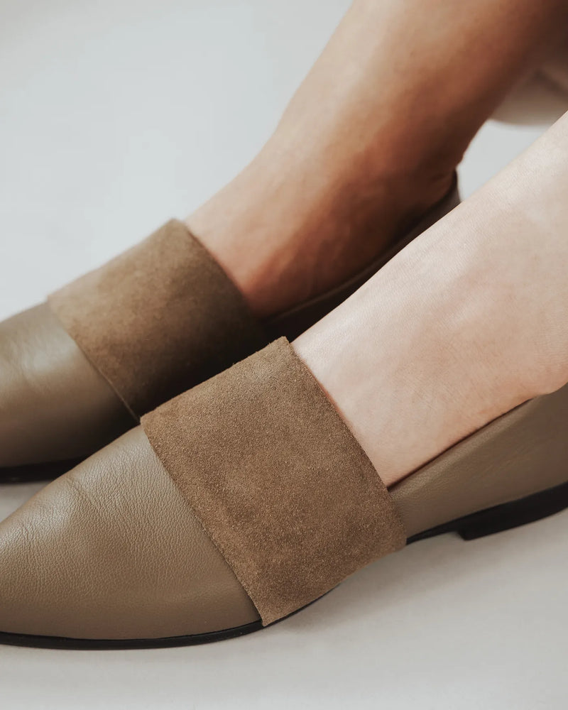 The Luxe Fit Flat Truffle